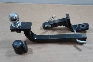 lot 122 image: 2 1-14 Hitch Receivers
