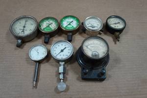 lot 131 image: Vintage Gauges and Dial Indicator