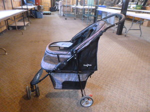 lot 22 image: Gen7Pets Pet Stroller