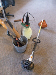 lot 30 image: Lawn and Garden Items