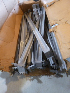 lot 42 image: Kant-Sag Grip-Tooth Metal Bridging Pieces