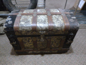 lot 60 image: Vintage Trunk