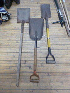 lot 72 image: 3 Shovels