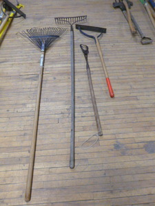 lot 75 image: Lawn and Garden Items
