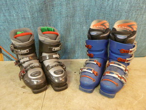 lot 115 image: 2 Pair of Youth Downhill Ski Boots
