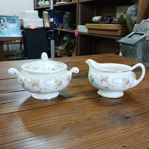 lot 26 image: Eggshell Nautilus Vintage cream and sugar bowls -