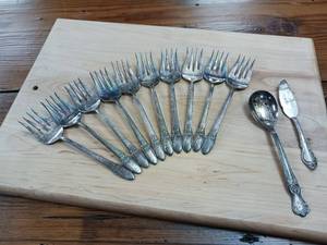 lot 47 image: 1969 Holmes and Edwards � 1847 Rogers Bros Silver Plate � Lot of Silverware Collection � 12 pieces total