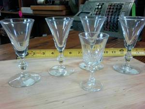 lot 61 image: Lot of 5 Vintage Sherry glasses