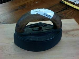 lot 83 image: Chagrin Falls Vintage SAD Iron � Nice condition with wooden handle