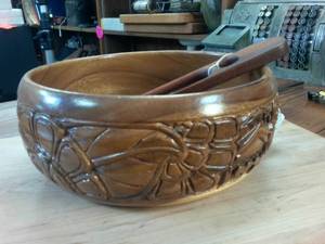 lot 100 image: Hawaii Island Wooden Salad bowl with handcrafted black walnut wooden tongs � Monkey Pod in Waikiki Bowl is 10 inches diameter