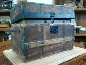 lot 107 image: Vintage wooden miniature Steamer Trunk