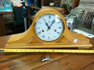 lot 125 image: Stylish 31 Day Mantle Top Windup Clock with Key � 20 inch diameter 9.5 inches tall
