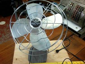 lot 141 image: Vintage Manning Bowman Perfectly Working Fan � Great Condition � Oscillates � Corded