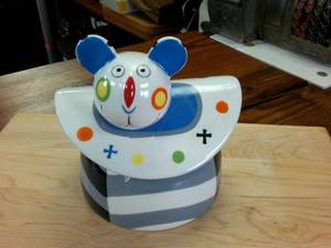 lot 197 image: Covered Cat Dish