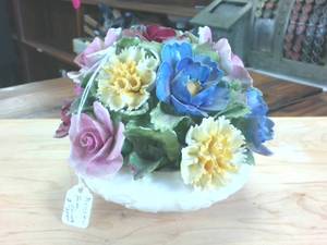 lot 206 image: Aynsley Bone China Ornate flower display � heavy