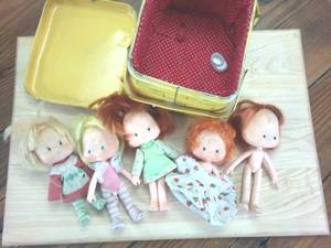 lot 207 image: Strawberry Patch Kids with tin carrying case