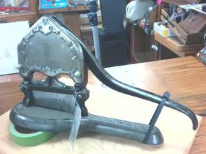 lot 244 image: Vintage 1914 Embossed Tobacco Cutter in working condition � heavy duty steel and cast iron � Very Cool