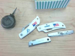 lot 307 image: Lot of knives and mini vintage oil can