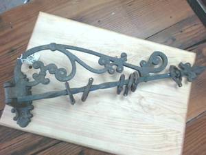 lot 321 image: Vintage Ornate Cast Iron Swiveling Sign Holder � Very Cool