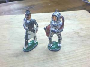 lot 339 image: 2 Antique WWI Metal Soldier Toys � Authentic