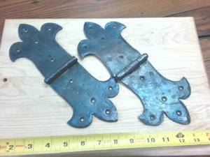 lot 359 image: 11 by 5 inch Set of Heavy Duty Metal Hand Forged Hinges