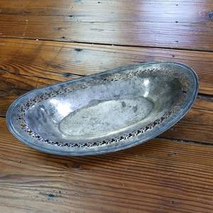 lot 410 image: 226.9 grams Sterling Silver Vintage tray