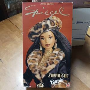 lot 163 image: 12 inch Spiegel Shopping Chic Barbie NIB