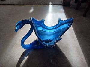 lot 400 image: Sculpted Glass Blue Swirl Swan - Vintage - Handblown glass