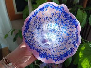 lot 347 image: Handblown Sculpted Glass Flower - Pink with cobalt blue and white frit speckles - 13inch