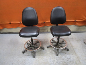lot 81 image: (2) Adjustable Height Bar Stools