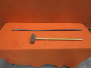 lot 136 image: Sledge Hammer & Leverage Bar