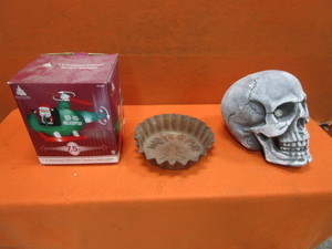 lot 138 image: Holiday Decorations