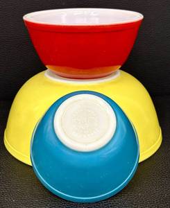 lot 46H image: Set of 3 Vintage Pyrex Mixing Bowls in Yellow, Red, and Blue