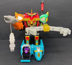 lot 34RO image: 2002 Bandai Power Rangers Megazord Deluxe Figure