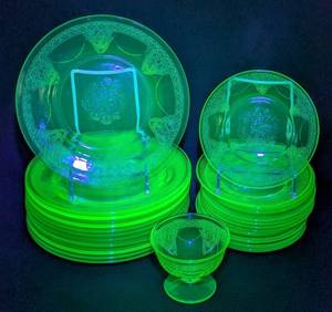 lot 17JT image: Antique Federal Glass Georgian Lovebirds Uranium Glass Plates Set