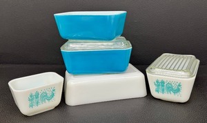 lot 12JTT image: Pyrex Butterprint Rooster Pattern Set  Vintage White & Teal (5-Piece)
