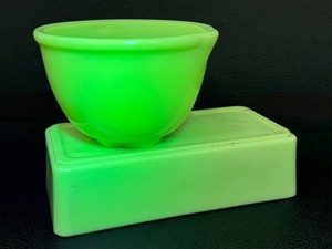lot 29JT image: Vintage Jadeite Uranium Glass Baking Pan & Batter Bowl