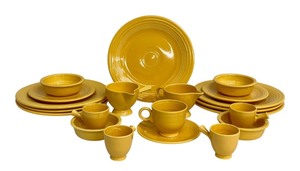lot 37D image: Vintage Fiesta Homer Laughlin Genuine Fiesta USA Vintage Yellow Dinnerware Set - 7 Dinner Plates