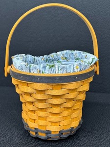 lot 72 image: Longaberger Daisy Basket - Vintage May Series 1999 Handwoven