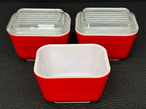 lot 79JT image: Vintage Pyrex Fridgies Red - 3-Pack (2 With Lids)
