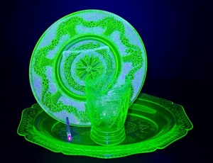 lot 85JT image: Vintage Indiana Glass Chantilly Uranium Green Dinner Plate & Glass Set - Vintage Chantilly Pattern