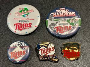 lot 55JT image: Minnesota Twins World Champions Pins Lot - 1991 World Series2001 Season (5 Pins)