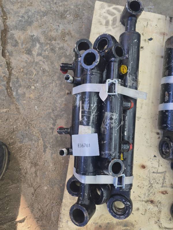 lot 9103 image: Future QTY 5 Hydraulic Cylinders