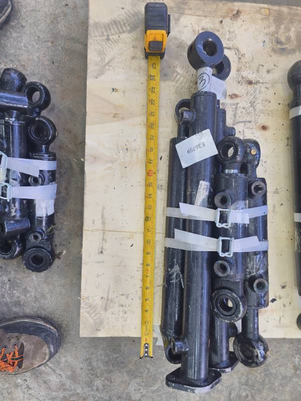 lot 9203 image: Future QTY 5 Hydraulic Cylinders