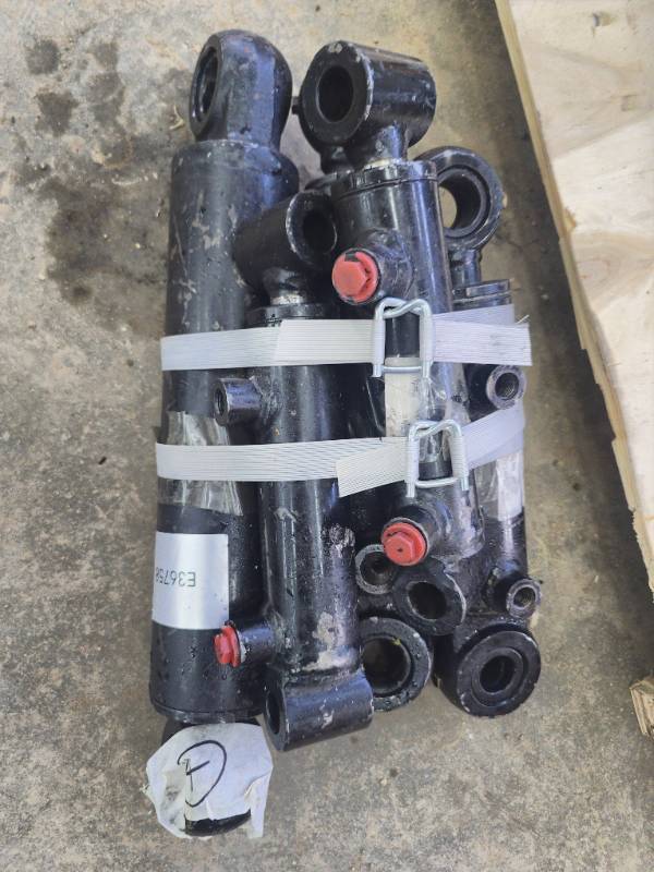 lot 9303 image: Future QTY 5 Hydraulic Cylinders