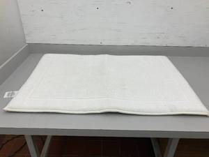 lot 74 image: Textured Cotton White Bath Mat (2 ft x 3 ft)