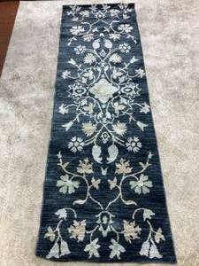 lot 124 image: Everest Runner Rug (30 in x 96 in)