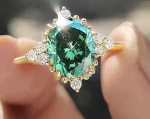 lot 45W image: Silver Plated Green Moissanite French Luxury Style Design Ring, Size 7 - Brand New