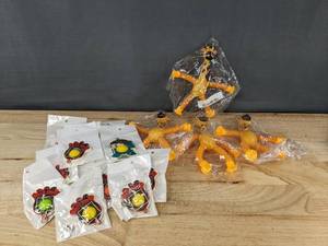 lot 237 image: 4 Giraffes with suction-cup legs & 14 Fidget Keychains - Brand New