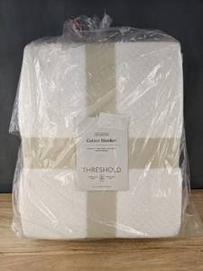 lot 82F image: Threshold Cotton Blanket FullQueen 90 x 92 - Brand New A